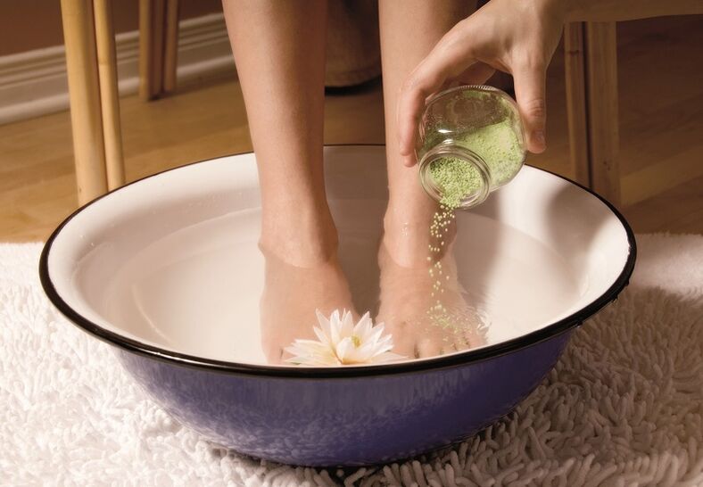 a bath to treat fungus on the toes